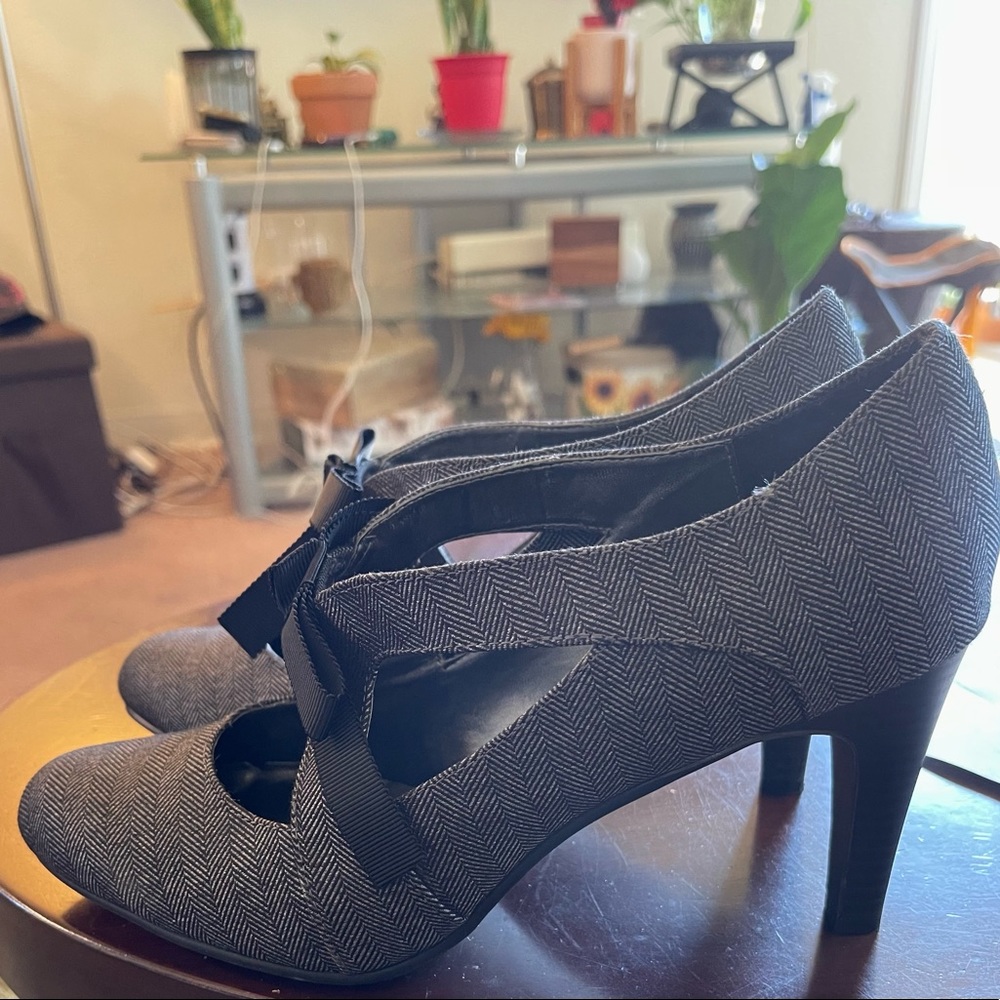 Ann Marino dark gray 3” heels with black bows.
